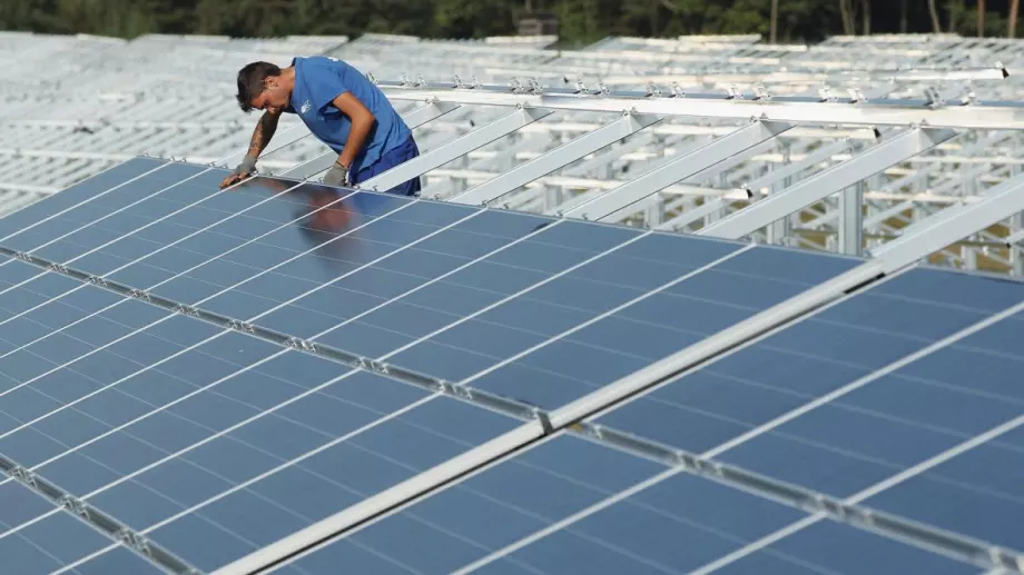 Китай удвоява мощностите от вятърна и слънчева енергия до 2025 година 