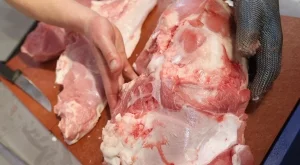 НАП спря продажбата на тонове негодно за консумация месо 