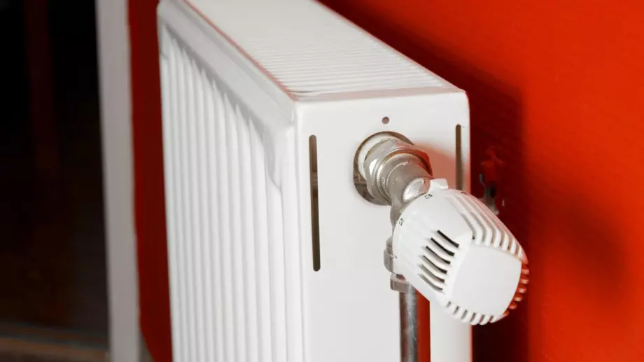 Омбудсманът призова КЕВР да намали цените на парното и топлата вода