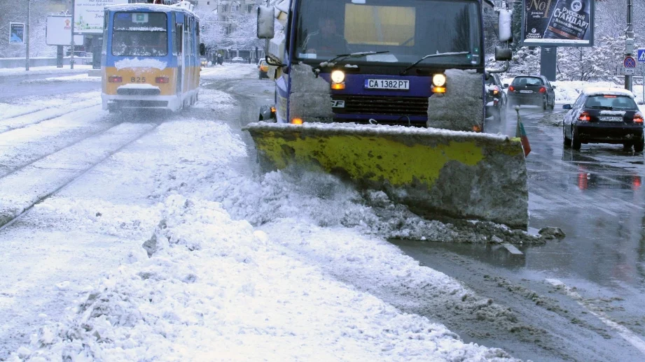 Над 130 машини чистят пътищата в районите със снеговалеж