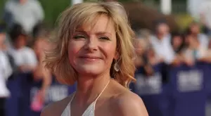 Ким Катрал се показа по бански на 65 (СНИМКА)