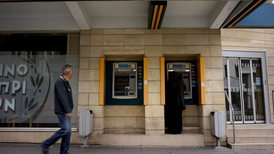 Турция пое контрола върху банката на опозиционер 