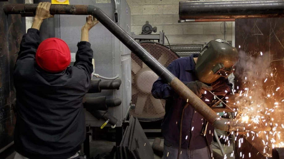 4000 лв. месечна заплата за заварчик, 3000 лв. - за шофьор на ТИР 