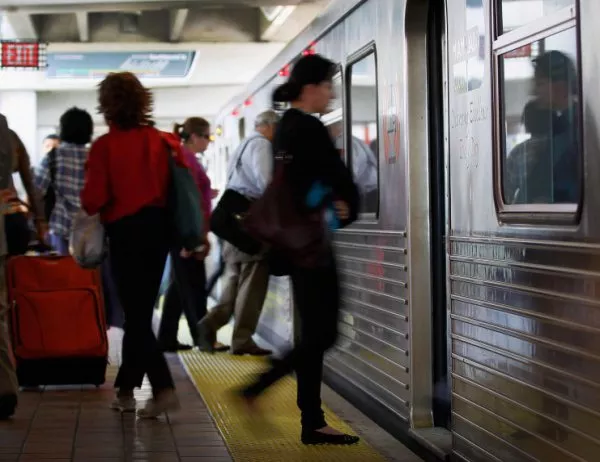 Vlak Na Metroto V Nyu Jork Derajlira Ima Raneni Video