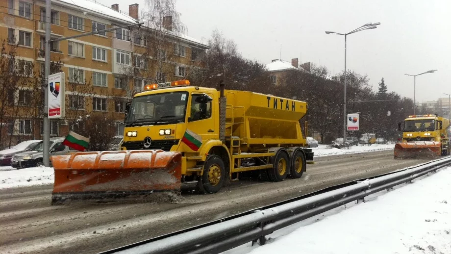 300 машини чистят пътищата в районите със снеговалеж