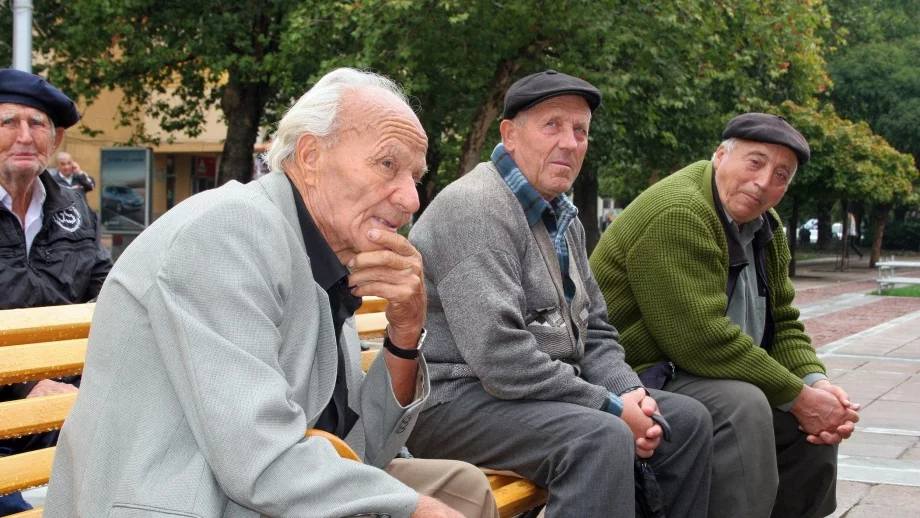 Едва след 30 години ще има пенсии по 900 лв. 