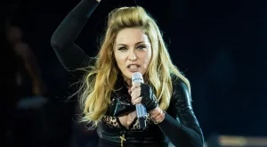 Мадона разсъблече своя фенка по време на концерт