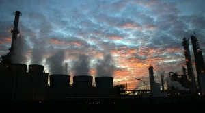 Петролът запазва ръста си от петък