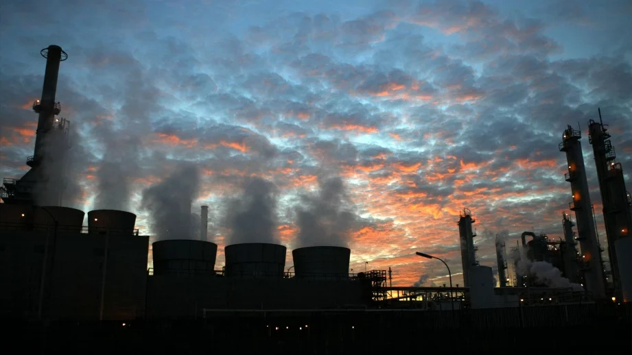 Петролът се изкачи до най-високия си връх от ноември насам