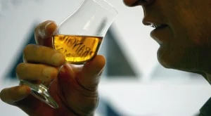 Работохолиците по-склонни да посягат към чашката 