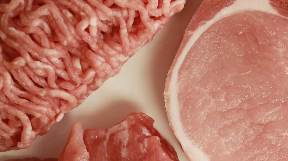 Хитър трик, с който добрите домакини размразяват кайма за 30 минути