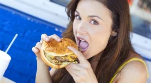 Какво причинява нездравословната храна на стомаха