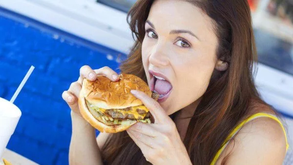 Какво причинява нездравословната храна на стомаха