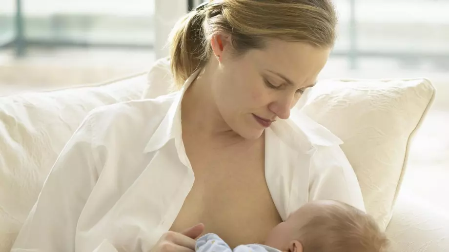 Бебетата, които се хранят с майчина кърма през първите 6