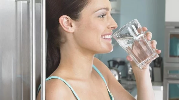 Педиатрите препоръчват: Само вода, като напитка, вместо сокове