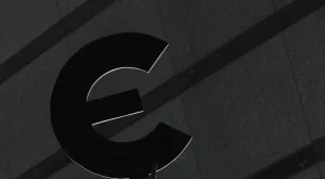 Еврото остава в защита с приближаването на срещата на ЕЦБ