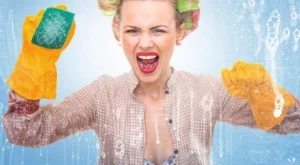 Мощни почистващи препарати, скрити в кухненския шкаф