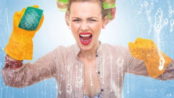 Мощни почистващи препарати, скрити в кухненския шкаф