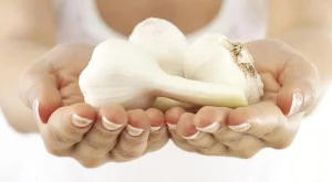 Как да обелим чесън за 10 секунди