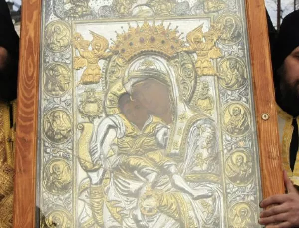 Чудотворната икона "Света Богородица - Достойно есть" ще отпътува от Ловчанската епархия за Ботевград