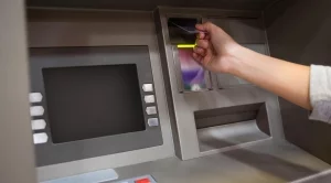 Теглите пари от банкомат с кредитна карта - плащате солена такса