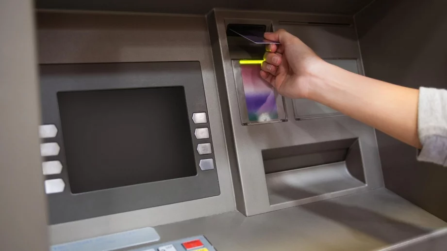 Теглите пари от банкомат с кредитна карта - плащате солена такса