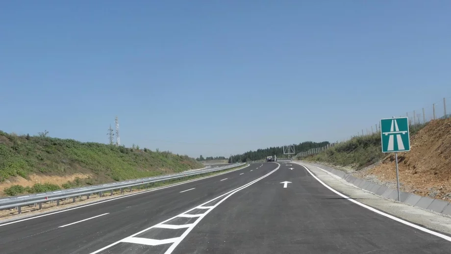 През септември започва строителството на магистралата между Кресна и Сандански