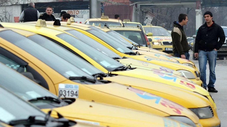 Таксита мамят с необявени тарифи и удвоен километраж 