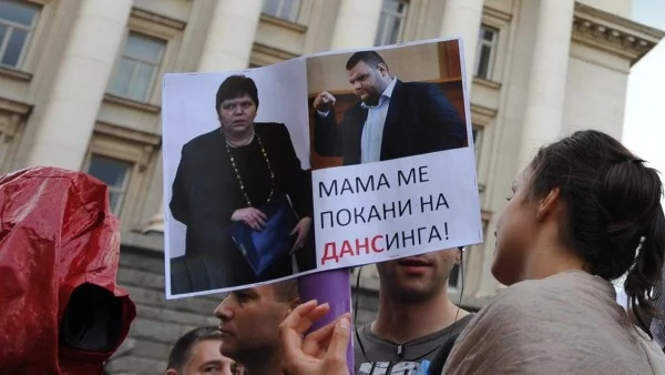 България през 2013 година: ДАНСwithme - танцът с "демона" Пеевски