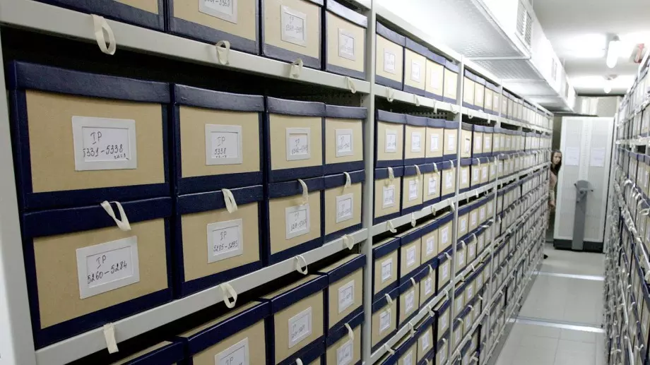 Ще плащаме ли парични обезщетения на хора с досиета в ДС заради скандала с МВнР?