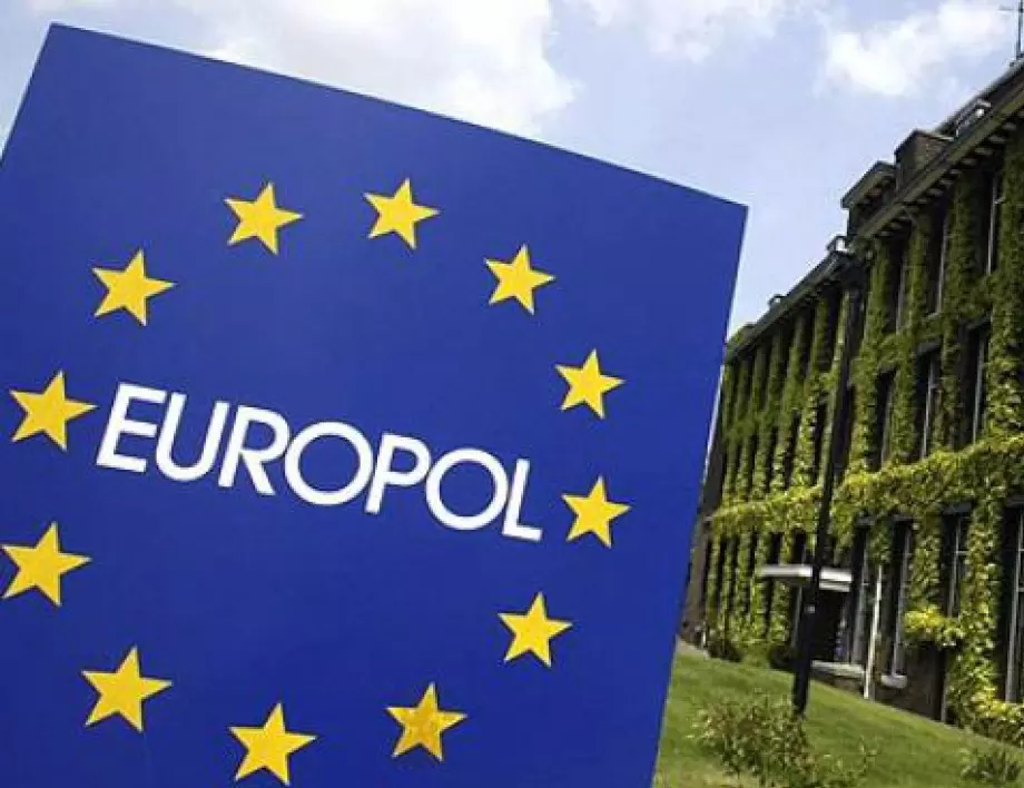 Европол с мащабна акция срещу незаконна търговия с оръжие, обиски и в България