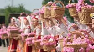 Туристи се стичат към Карлово за Празника на розата 