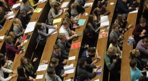 По-малко български младежи отиват в чуждестранни университети