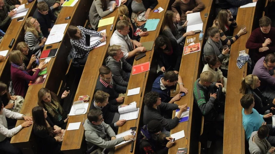 По-малко български младежи отиват в чуждестранни университети