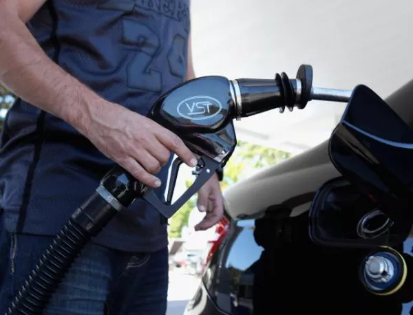 Петролът се срива, а горивата у нас поевтиняват с по-малко от 1,5% месечно през лятото