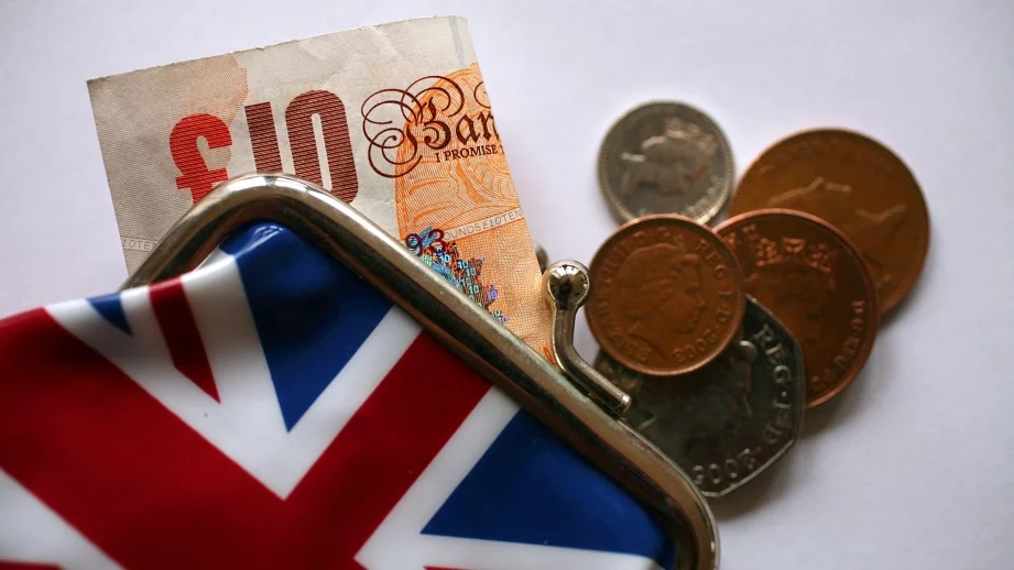 Паундът отново слезе надолу при опасенията за последствията от Brexit