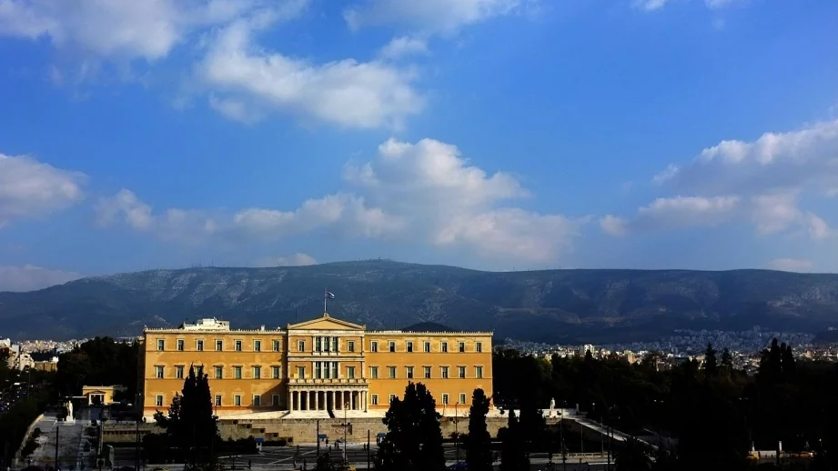 Гърция излиза от спасителния план и ще връща дълга си по-дълго