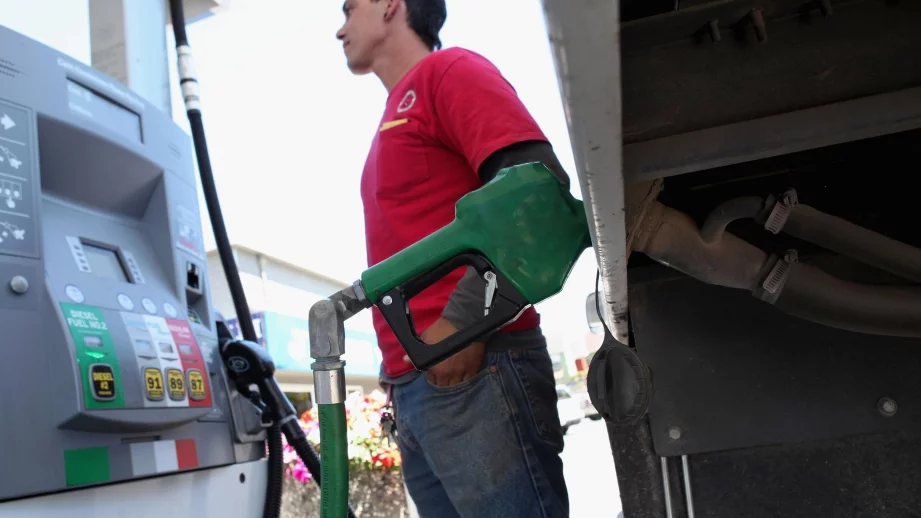 Бензинът поевтиня леко