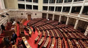 Гръцкият парламент гласува мерките за трети спасителен план