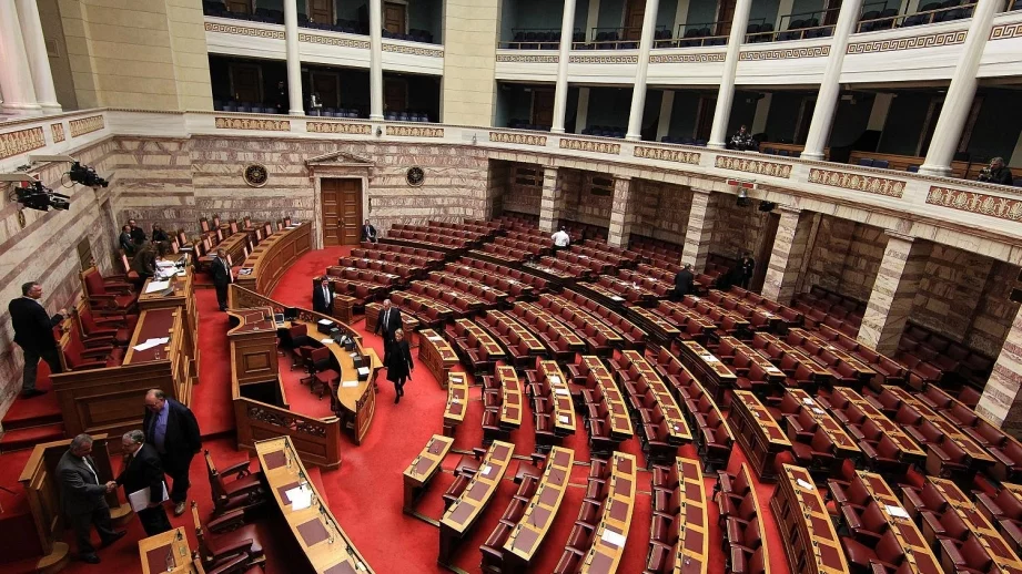 Гръцкият парламент гласува мерките за трети спасителен план