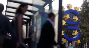 Бизнес активността в еврозоната падна до 18-месечно дъно 