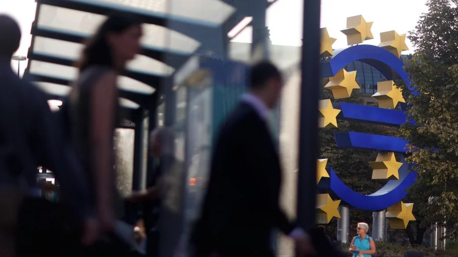 Бизнес активността в еврозоната падна до 18-месечно дъно 