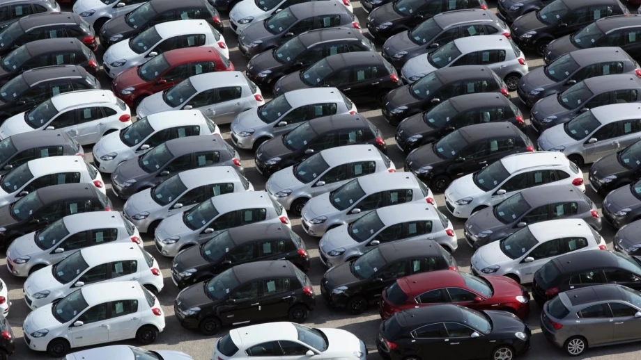 ЕС иска от 2022 г. всички нови коли да могат да спират сами