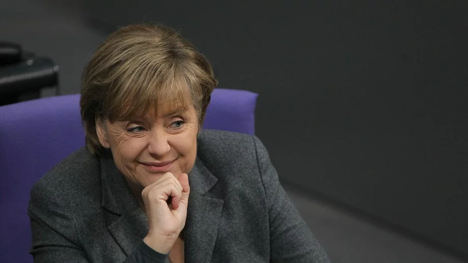 Меркел: Още не сме преодолели дълговата криза 