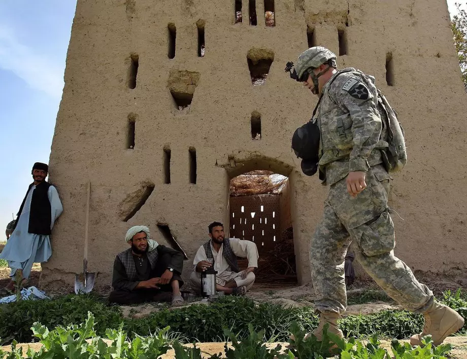 Бомба в афганистанско училище, най-малко 10 души са убити