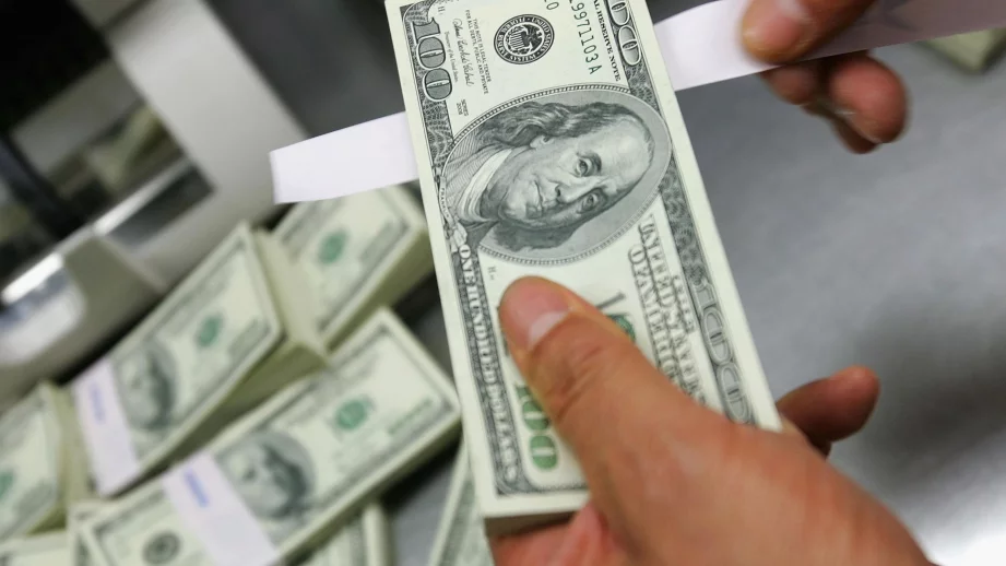 Доларът бе поставен под натиск след слабите данни за инфлацията в САЩ