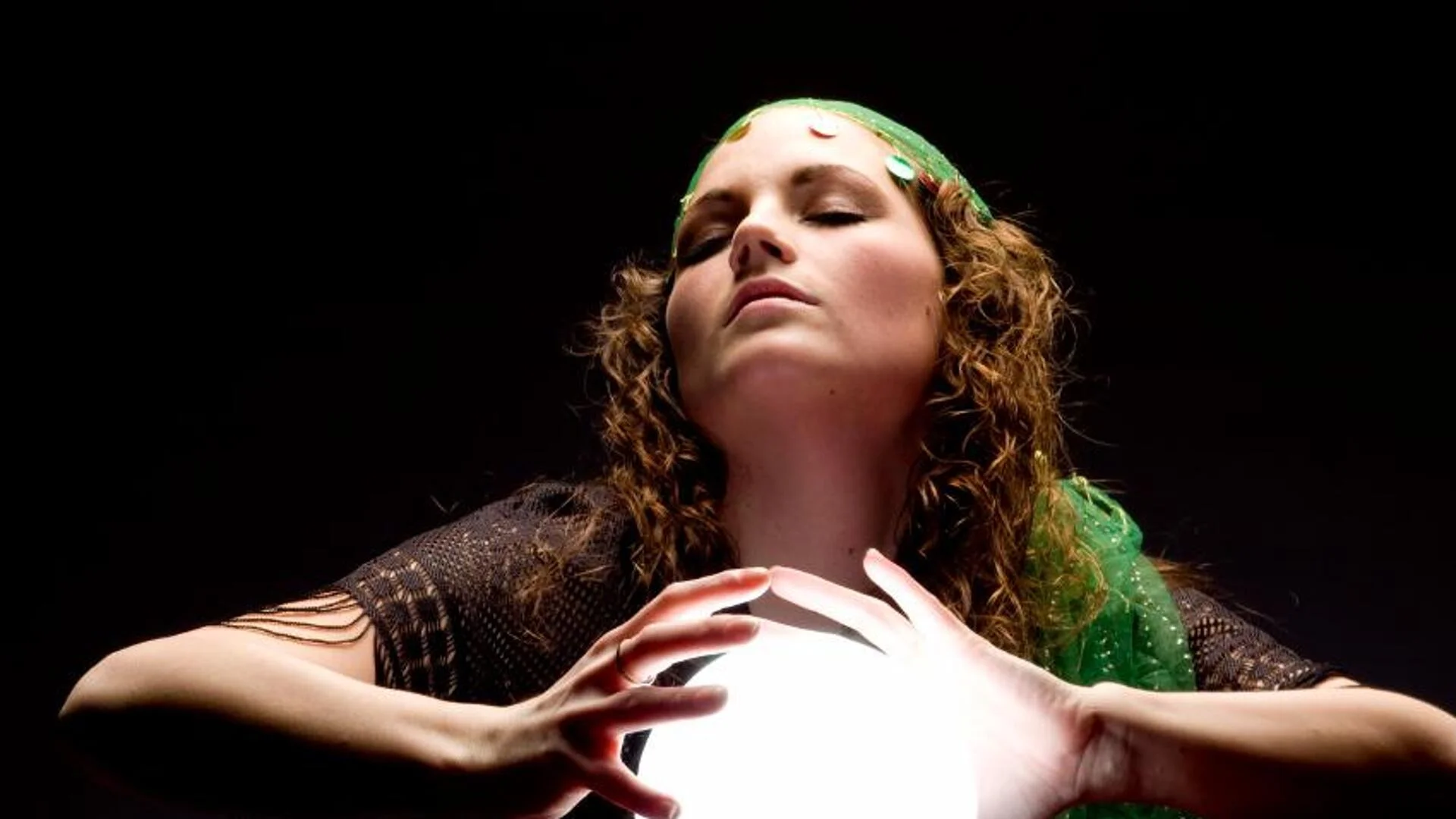 Захласнал се по ясновидка: Разследват кмет във Франция