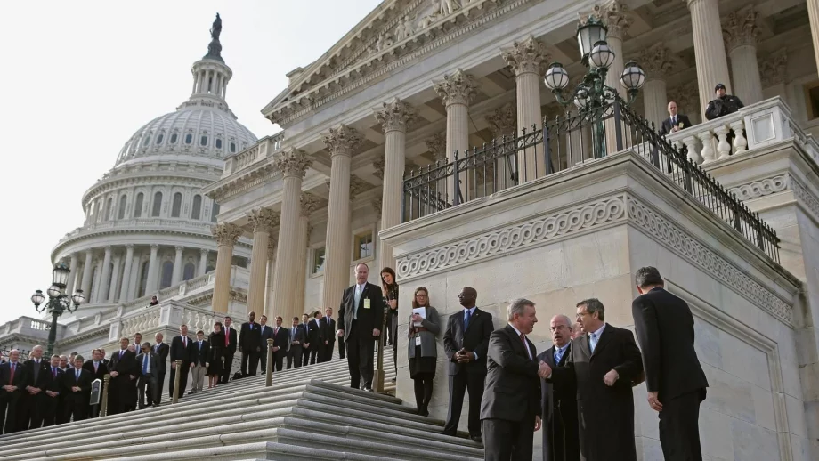 Американският Сенат повиши тавана на държавния дълг 