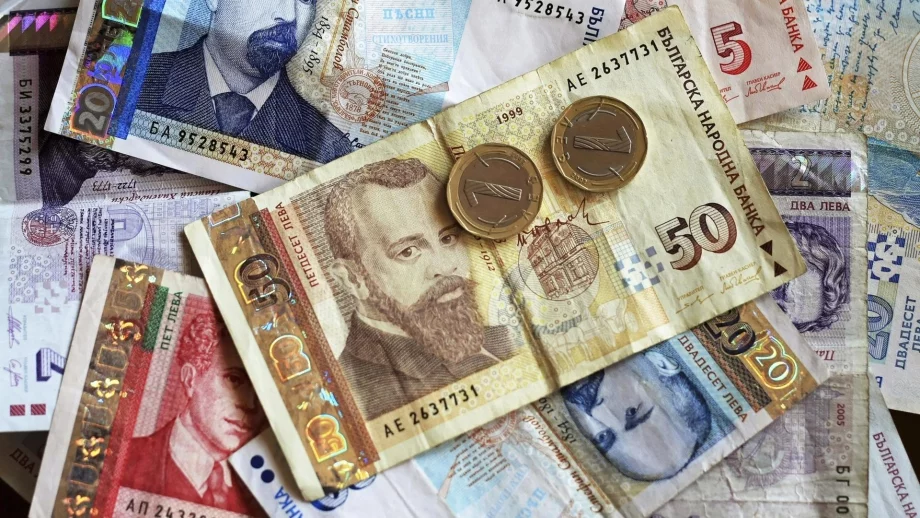 Между 40 и 50% от брутната заплата на българина отива за данъци 