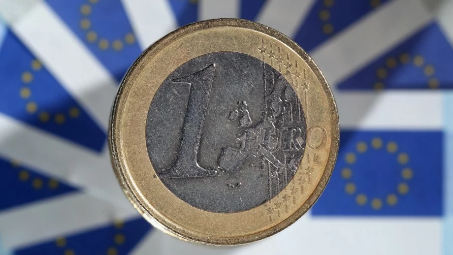 Цената на еврото пада заради Гърция
